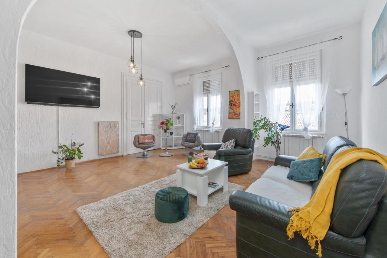 The Grand Mansion Residence On La Guardia Rijeka Bagian luar foto